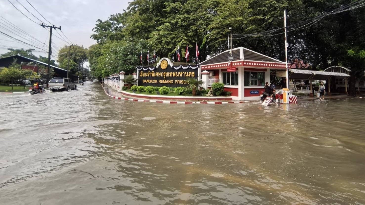 Bangkok prison suspends visits, university cancels classes as floods hit city
