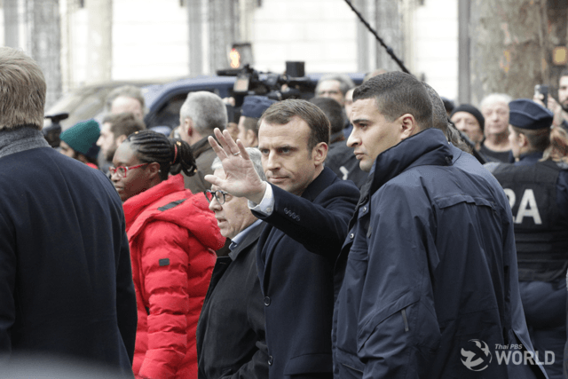 Macron tries to deal with worst rioting as "yellow vest" militants set heart of Paris ablaze Macron tries to deal with worst rioting as "yellow vest" militants set heart of Paris ablaze