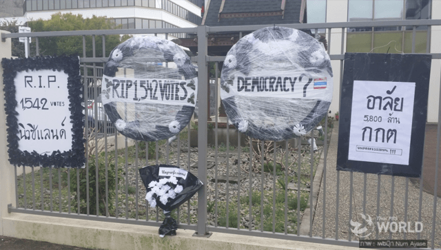 Thais lay wreaths at Thai Embassy in NZ to protest Election Commission Thais lay wreaths at Thai Embassy in NZ to protest Election Commission