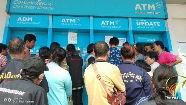 Welfare card holders flock to ATMs for their 500-baht cash handouts Welfare card holders flock to ATMs for their 500-baht cash handouts