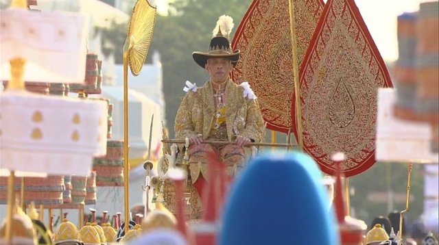 HM the King tours the capital in Liap Phranakhon procession HM the King tours the capital in Liap Phranakhon procession