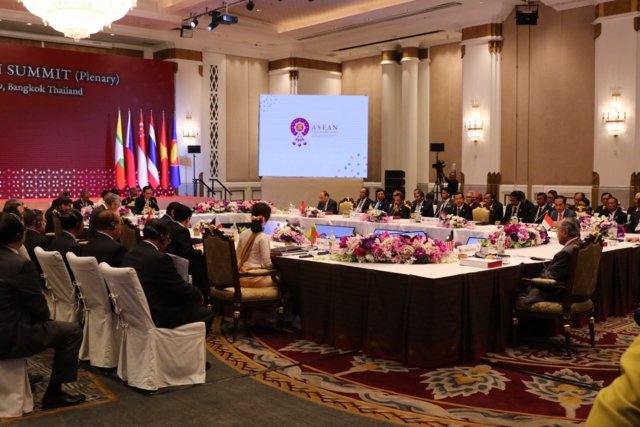 Southeast Asian leaders throw weight behind China-led trade pact Southeast Asian leaders throw weight behind China-led trade pact