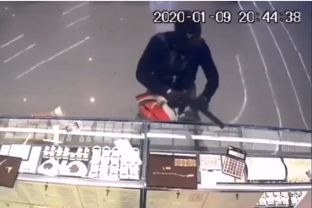 Police issue shoot to kill order in the search for thief who killed 3 in gold heist Police issue shoot to kill order in the search for thief who killed 3 in gold heist