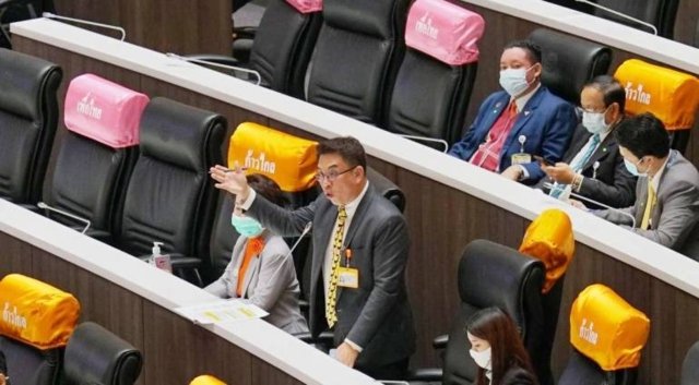 Kao Klai party told it will be blamed if Thailand doesn’t get vaccines due to its MPs criticisms