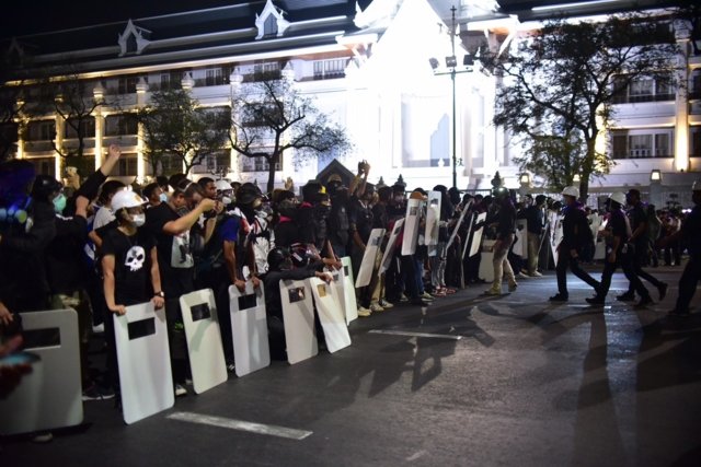 12 Ratsadon protesters to be questioned by police about Feb 13th protest at Supreme Court 12 Ratsadon protesters to be questioned by police about Feb 13th protest at Supreme Court
