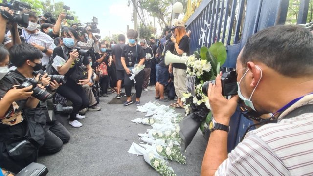 Protesters lay wreaths at Criminal Court to protest against their leaders being held on remand