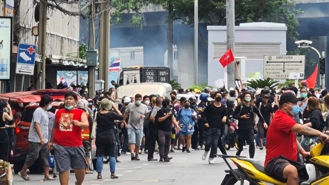 Police flush protesters with teargas, rubber bullets, as clashes in Bangkok resume