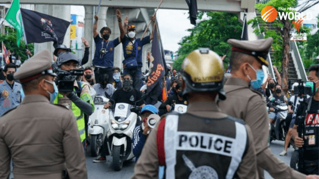 Defiant protesters ignore promise of peaceful rally, clash with police at Din Daeng intersection Defiant protesters ignore promise of peaceful rally, clash with police at Din Daeng intersection