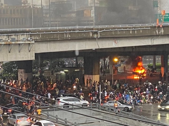 Bangkok endures second day of street battles between police and protesters