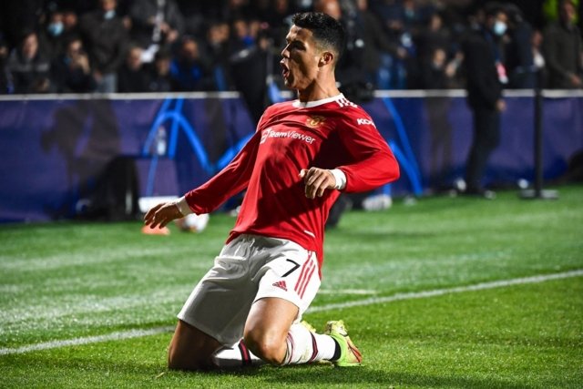 Man Utd lean on Ronaldo to prove Man City's missed opportunity