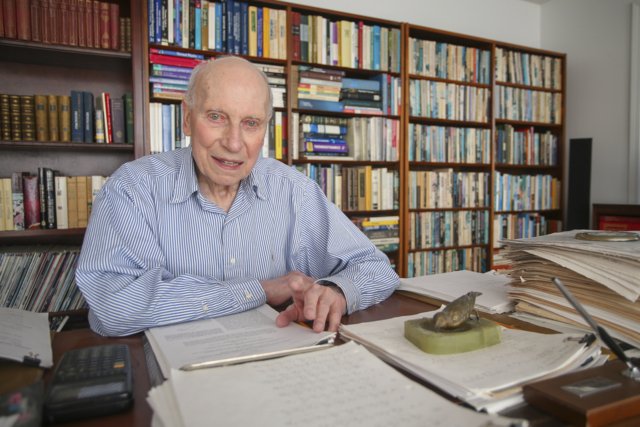 Man earns Ph.D., fulfills dream of being physicist — at 89 Man earns Ph.D., fulfills dream of being physicist — at 89