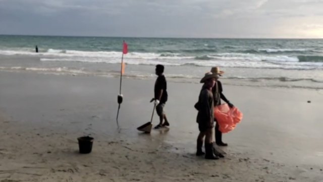Calls grow for suspension of oil company’s license as more oil found on Thai beach Calls grow for suspension of oil company’s license as more oil found on Thai beach
