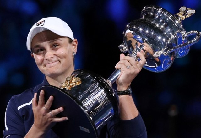 World tennis No.1 Ashleigh Barty announces shock retirement