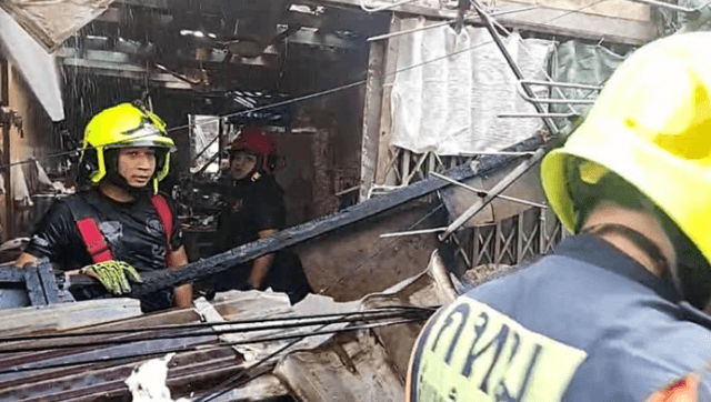 Large fire in Thonburi community, no injuries Large fire in Thonburi community, no injuries