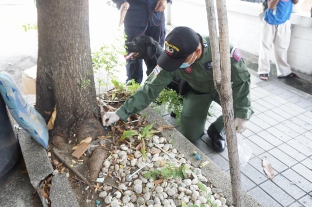 Police seize over 20 cherry bombs at Bangkok’s Din Daeng intersection Police seize over 20 cherry bombs at Bangkok’s Din Daeng intersection