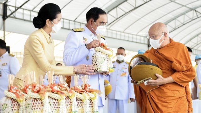 Thai PM leads officials and public in expressing best wishes to the King on his birthday Thai PM leads officials and public in expressing best wishes to the King on his birthday