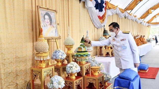 Thai PM leads officials to celebrate HM the Queen Mother’s 90th birthday Thai PM leads officials to celebrate HM the Queen Mother’s 90th birthday