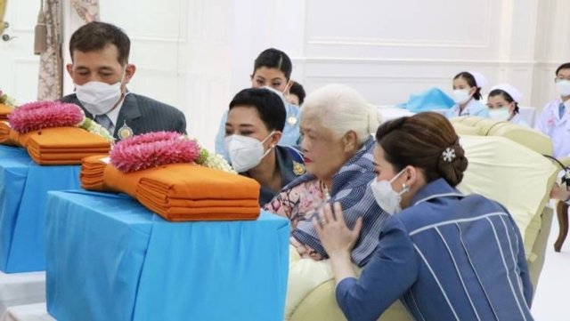 Thai King and Queen join the Queen Mother in merit-making ritual Thai King and Queen join the Queen Mother in merit-making ritual