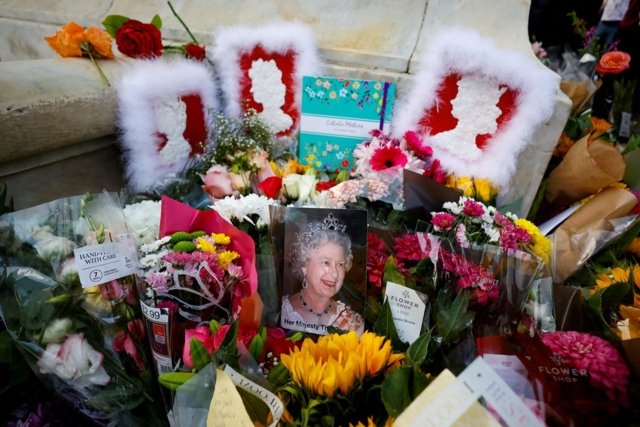 Britain, facing economic crisis, pauses to mourn the queen Britain, facing economic crisis, pauses to mourn the queen
