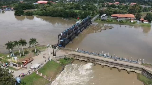 Red flags fly in Chai Nat to warn riverside residents of impending overflows