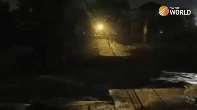 Irrigation road collapses sending floodwater into three districts of Ayutthaya