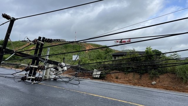 Engineers urgently working to restore power to Phuket International Airport Engineers urgently working to restore power to Phuket International Airport