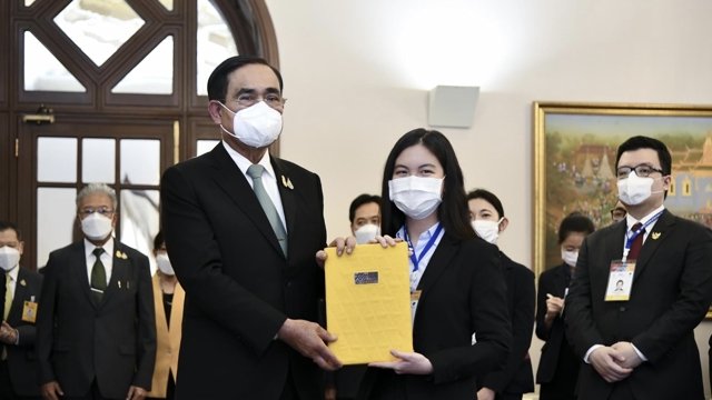 APEC youth representatives present Youth Declaration to Thai PM