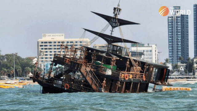 Floating café and restaurant sinks in Pattaya Bay on Monday, no casualties Floating café and restaurant sinks in Pattaya Bay on Monday, no casualties