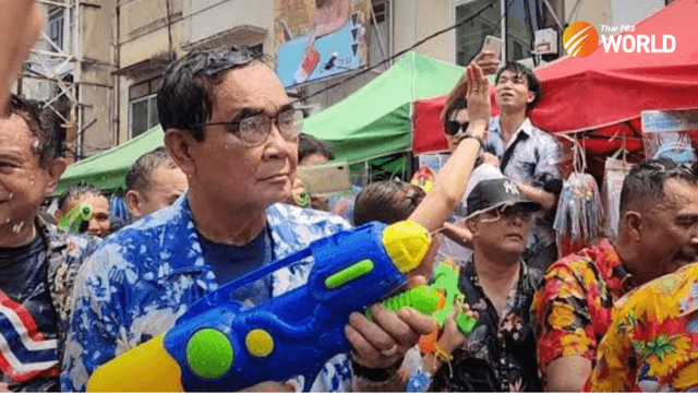 Thai PM celebrates Songkran on Khao San Road