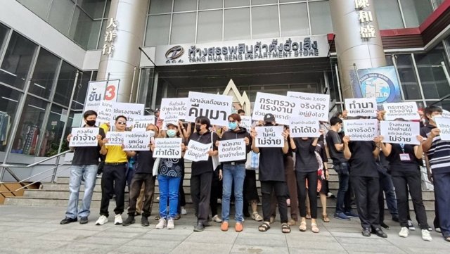 Rumours of department store closure causes rush of bargain hunters
