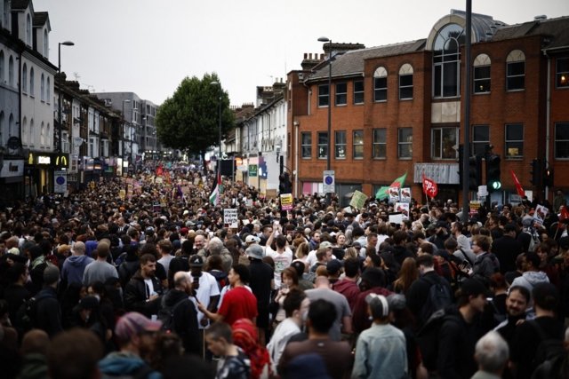 Thais visiting UK advised to avoid crowds and protests