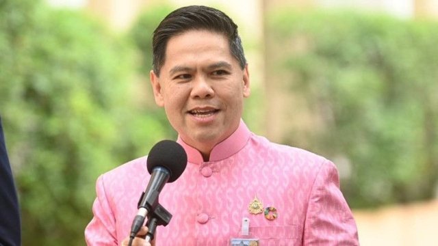 Varawut wants to stay on as Social Development minister