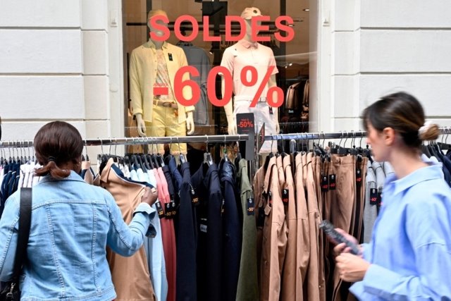 France to pay bonus for shoe, clothes repairs to cut waste France to pay bonus for shoe, clothes repairs to cut waste