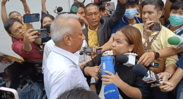 Monday’s protest at Pheu Thai HQ draws polarized reactions