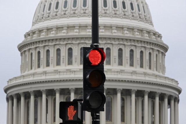 Last-gasp deal averts US government shutdown Last-gasp deal averts US government shutdown