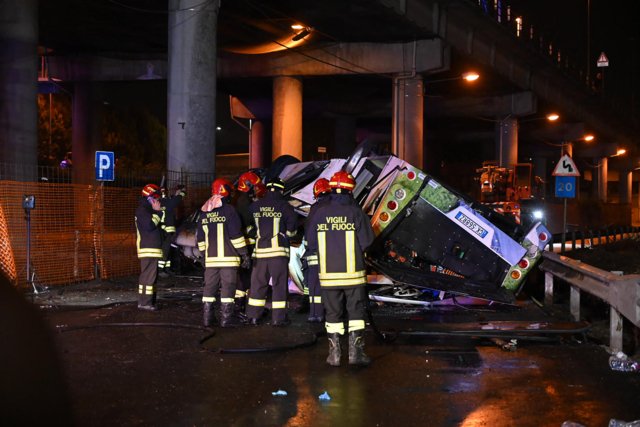 At least 21 dead after Italian bus carrying tourists falls from Venice overpass At least 21 dead after Italian bus carrying tourists falls from Venice overpass