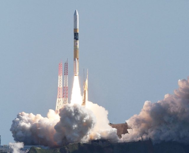Japan launches 'Moon Sniper' mission Japan launches 'Moon Sniper' mission