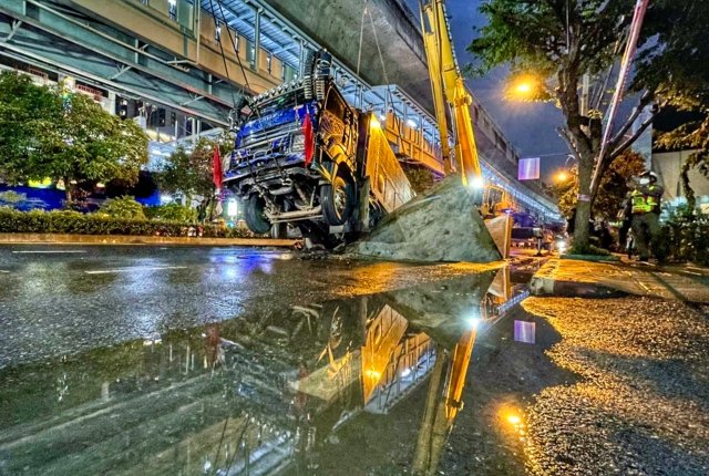 Owner of the truck which fell into a hole in Bangkok released on bail