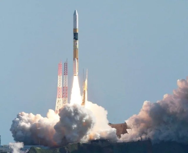 Japan's 'Moon Sniper' lands but power running low