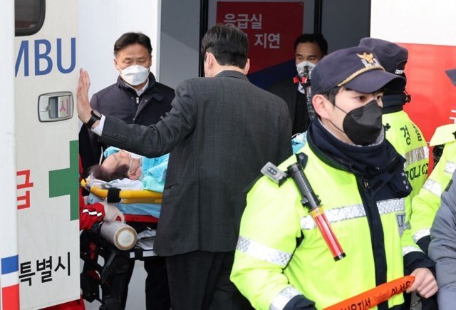 Stabbed South Korean opposition leader 'recovering well': doctor