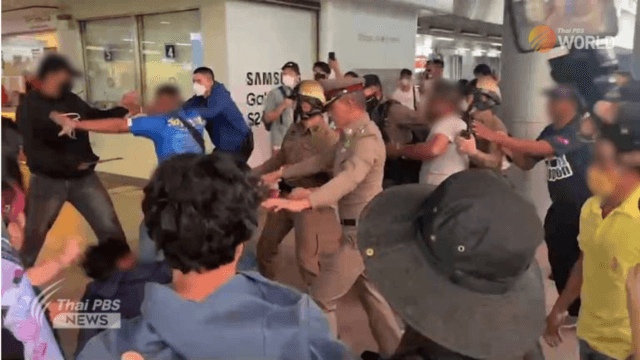 Royalists clash with pro-democracy group at Siam Square BTS station