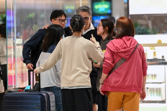 Passengers of air turbulence-hit flight arrive in Singapore Passengers of air turbulence-hit flight arrive in Singapore