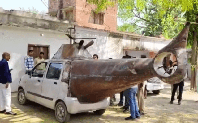 Indian police intervene after brothers turn car into 'helicopter' Indian police intervene after brothers turn car into 'helicopter'