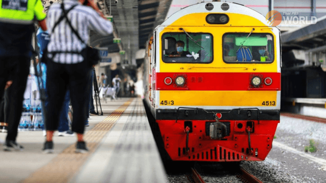 Some 6.5 million people travelled by train during Songkran holidays Some 6.5 million people travelled by train during Songkran holidays