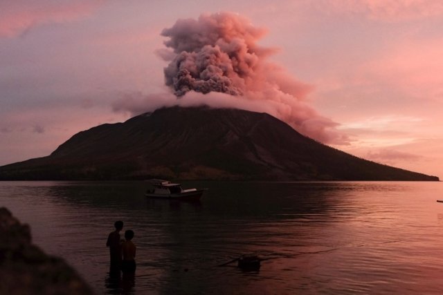 Indonesia lowers volcano alert level, reopens nearby airport Indonesia lowers volcano alert level, reopens nearby airport