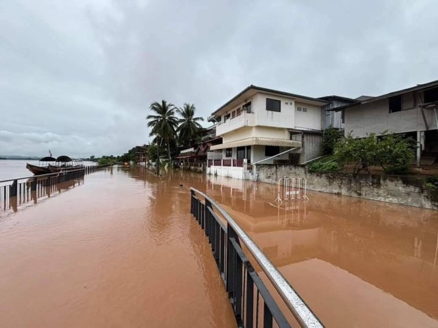 Mekong overflows in northeast, floods receding in Chiang Rai Mekong overflows in northeast, floods receding in Chiang Rai