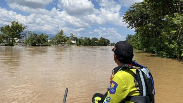 Elderly woman dies as rescue boat capsizes in floods in Chiang Mai