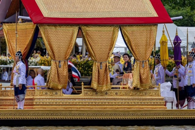 Thai and foreign well wishers line Chao Phraya to honor Their Majesties in grand royal barge procession