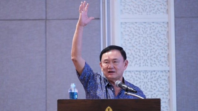 Thaksin accuses absent cabinet members of disloyalty, calls for resignations