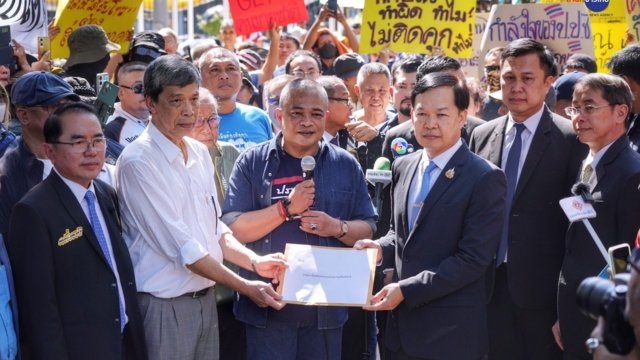 Protesters gather at NACC over Thaksin’s hospital stay